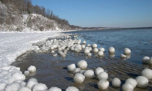 Dọc bờ hồ Michigan của Bắc Mỹ là nơi xuất hiện rất nhiều quả bóng tuyết kỳ lạ. Chúng là sản phẩm của tự nhiên. Những quả bóng tuyết kỳ lạ này là sản phẩm của sự kết hợp của gió, nước, tuyết và sự thay đổi nhiệt độ dưới tầng băng. Đây là một  hiện tượng thiên nhiên kỳ lạ trên thế giới.